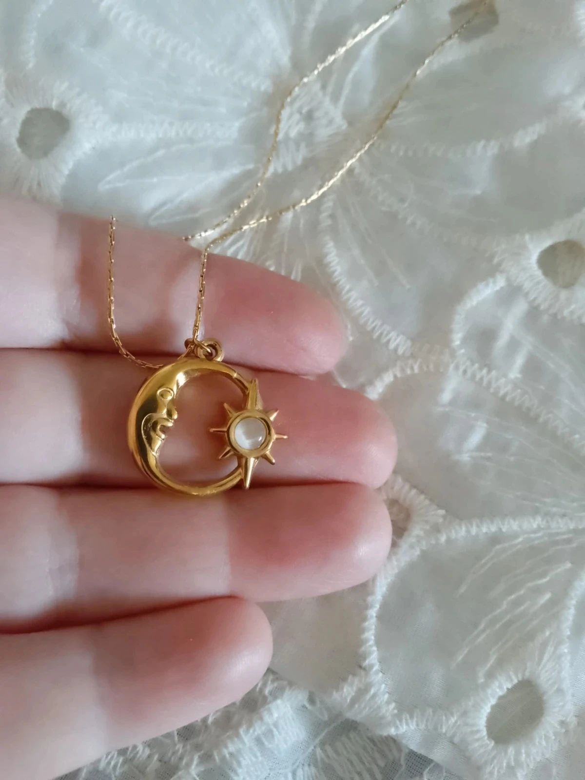Collier lune soleil doré pierre naturelle blanche – photo 3